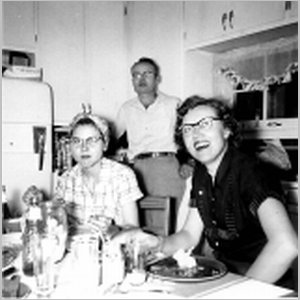 Liz&George_Munro_at_home_with_Susie_Hackett_1954.html